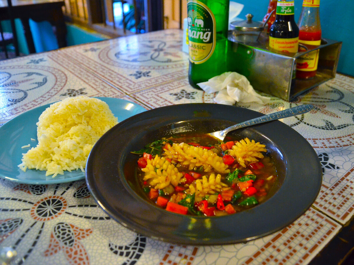 Нет-нет, это не тот супчик! Это другой суп и другое кафе. Только город тот же - Чианг Май на севере Таиланда. Фото автора.