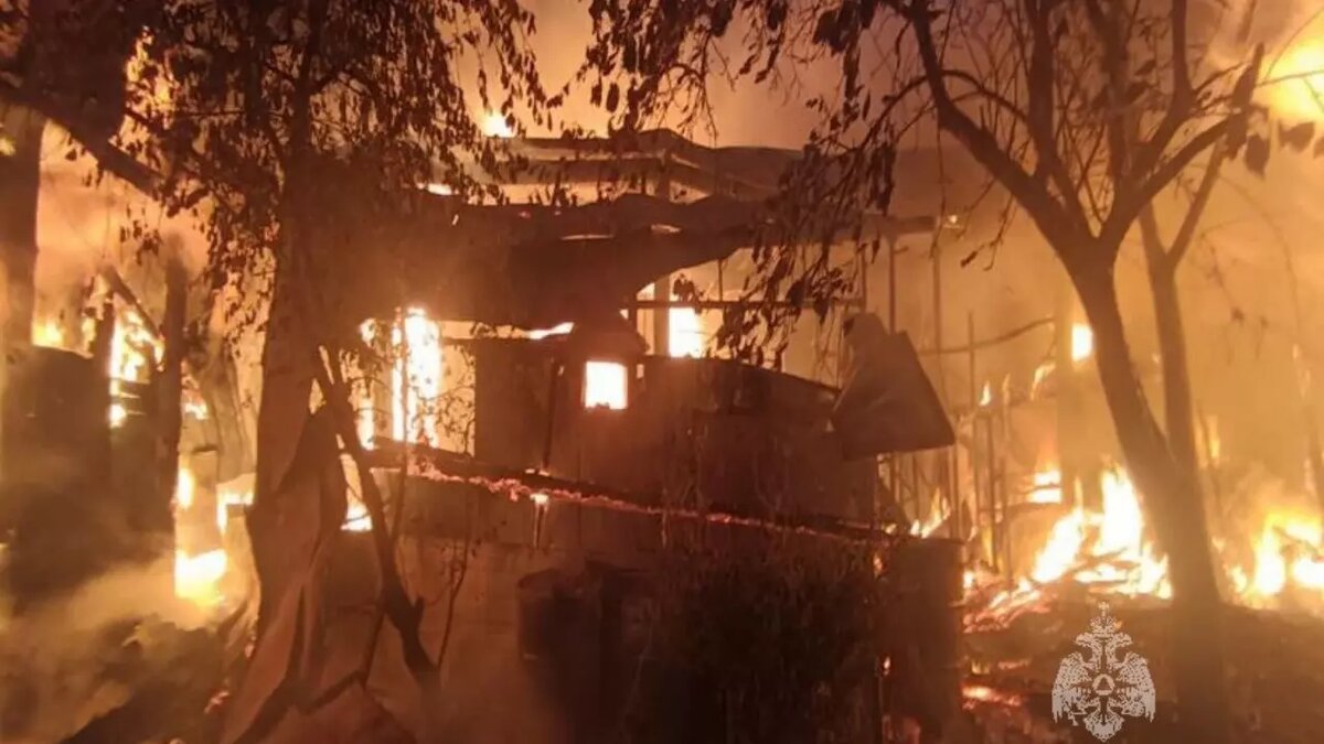     Татарский артист Данир Сабиров рассказал о том, что сегодня ранним утром у его соседей случился пожар. Огонь едва не задел жилище исполнителя, написал мужчина в своих социальных сетях.