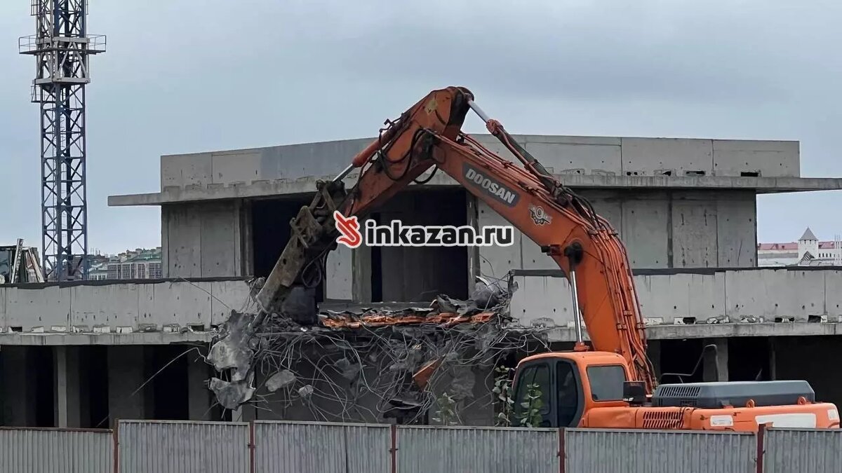     В Казани начали сносить недостроенные гостиницы возле моста Миллениум. Кадры с места событий предоставил корреспондент Inkazan.