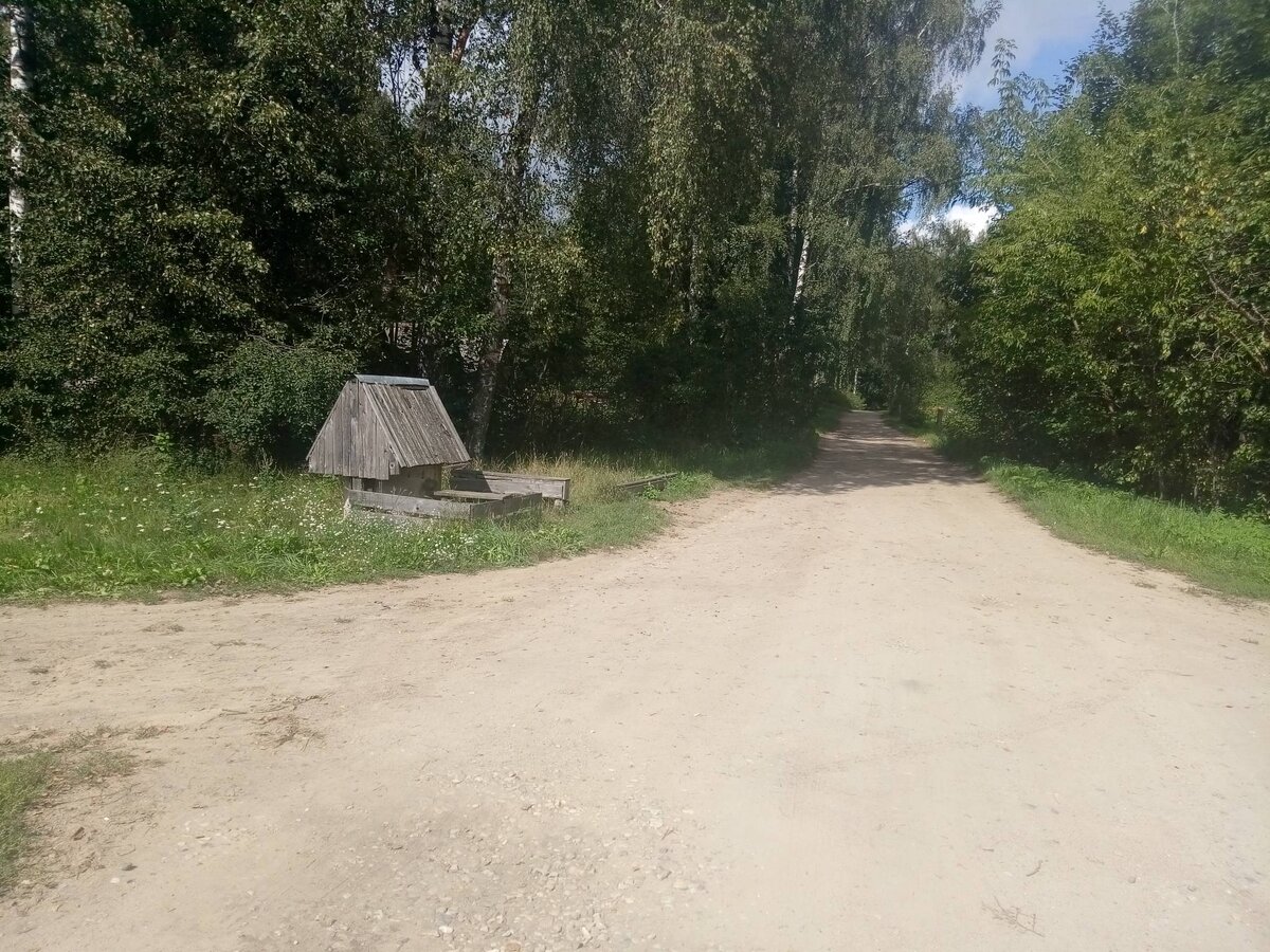 Мало что может сравниться в простоте с простой деревенской дорогой и деревянным колодцем ... Но чем же они так привлекают?