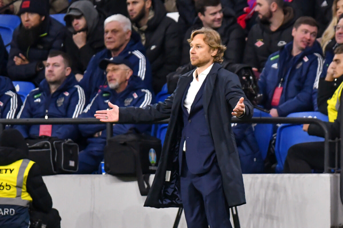 Валерий Карпин. В игре с Кенией тренер частенько принимал данную позу...