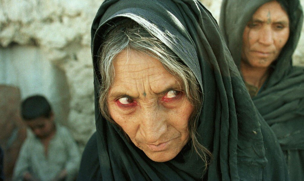 Вон малыша сзади уже прокляла, сидит грустный 