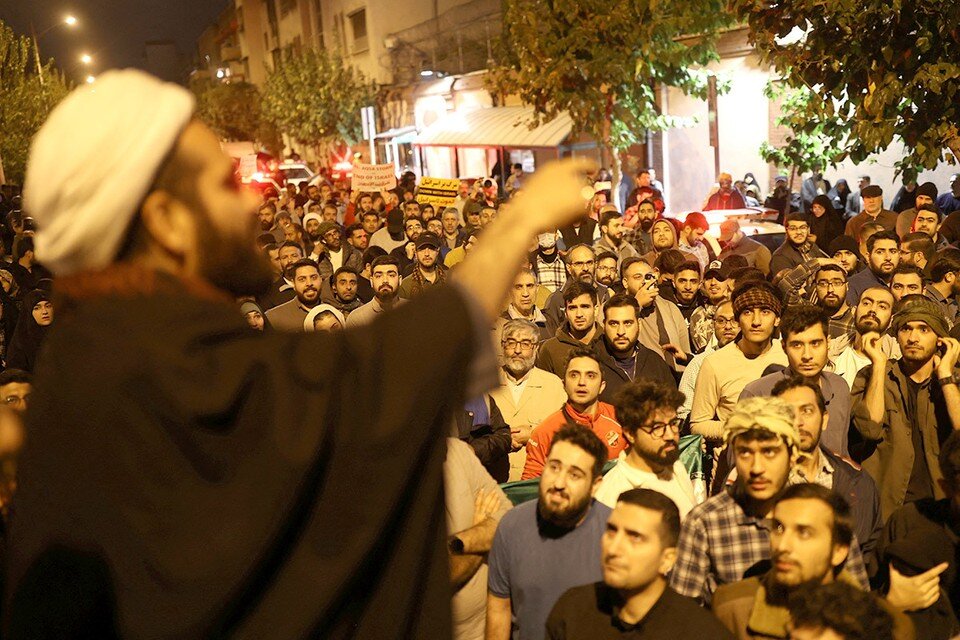    Собравшиеся слушают муллу во время митинга у посольства Великобритании в Тегеране. REUTERS