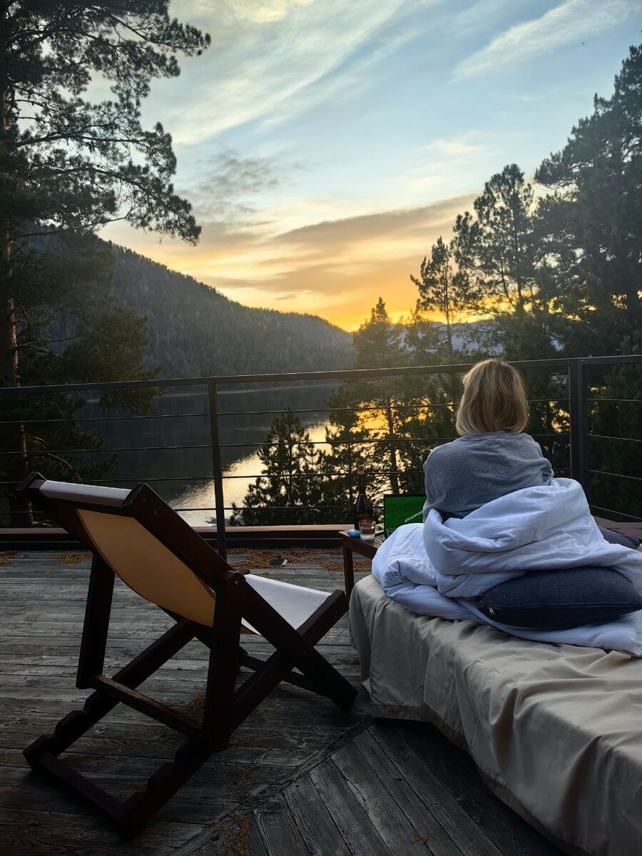 Завершающий алтайскую поездку вечер на берегу Телецкого озера