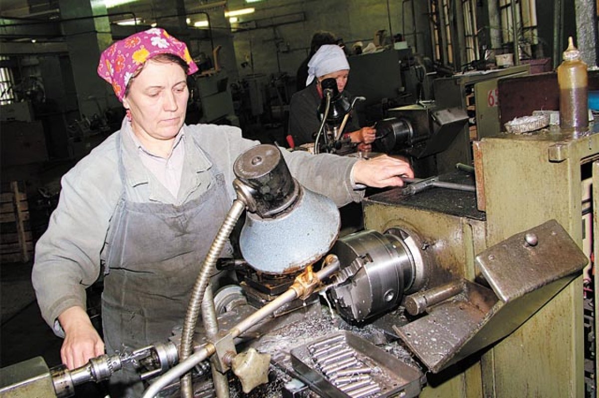    В спецодежде и с причёской.