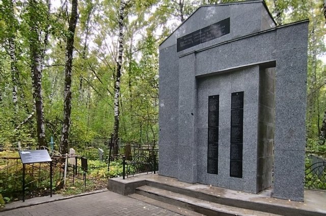    На всех мемориалах теперь есть QR-код, по которому можно узнать биографию и информацию о подвиге воина.