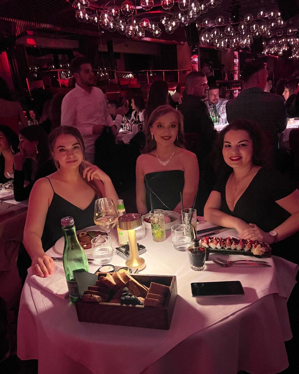 С девушками в кабаре