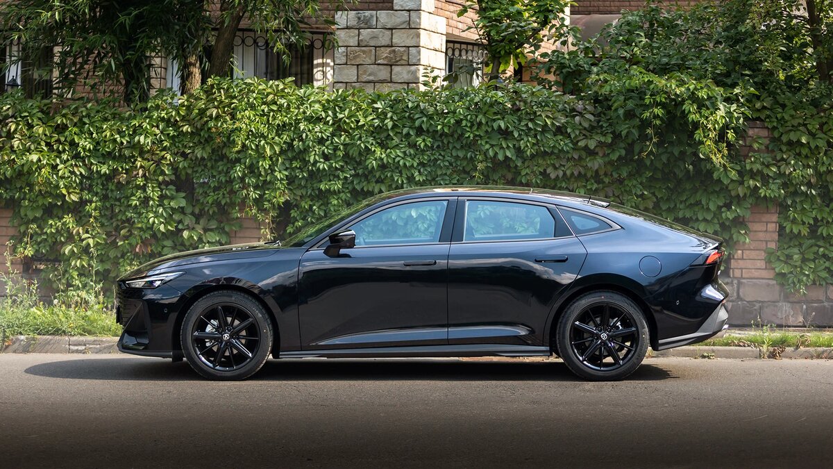 Длина переднего и заднего свеса — 905 и 1025 мм соответственно. Дорожный просвет — 152 мм