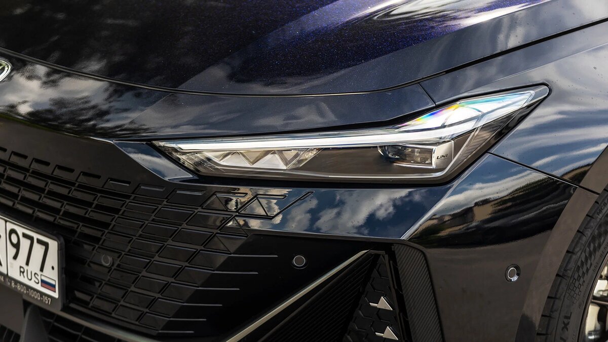 Фары — светодиодные, но в поворотниках установлены обычные лампы накаливания. Система автоматического управления дальним светом доступна только в топовой версии