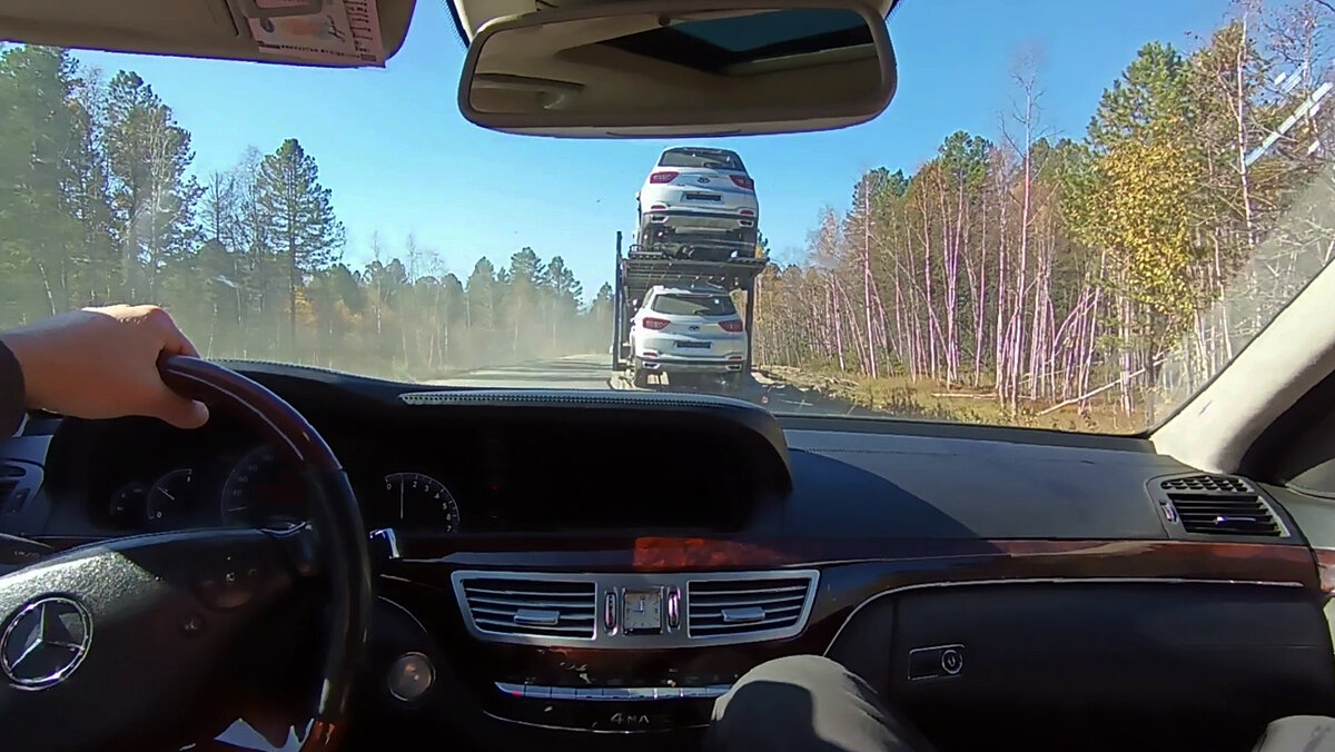 Автовозы с востока страны на запад идут один за другим. Фото Константина Куликова