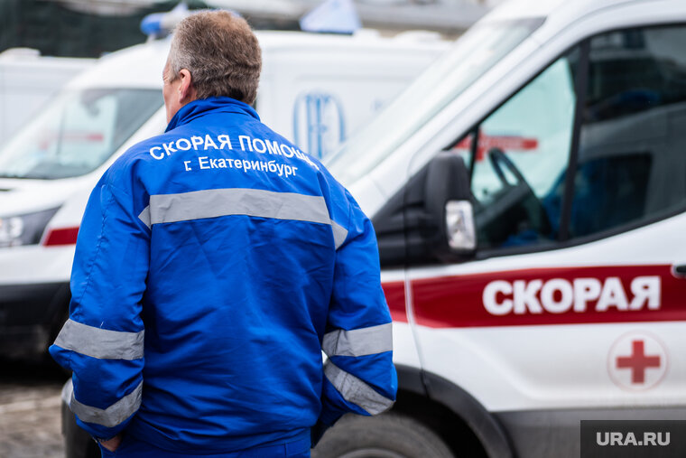    Из трех человек, которых сбили на остановке, выжил только один