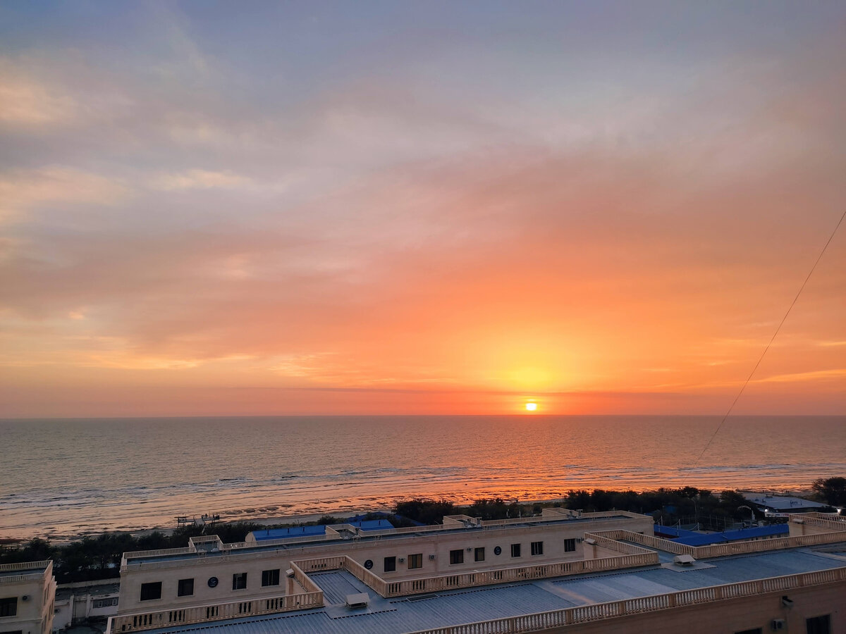 На Каспийском море особенные закаты и атмосфера