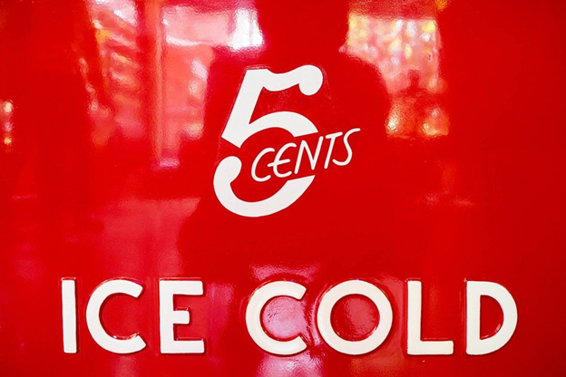 Холодный старинный холодильник Coca-Cola.