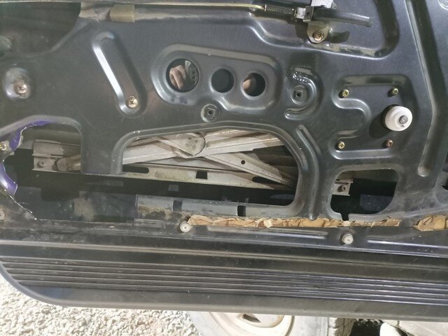 Вырез. Штатный стеклоподъемник на месте