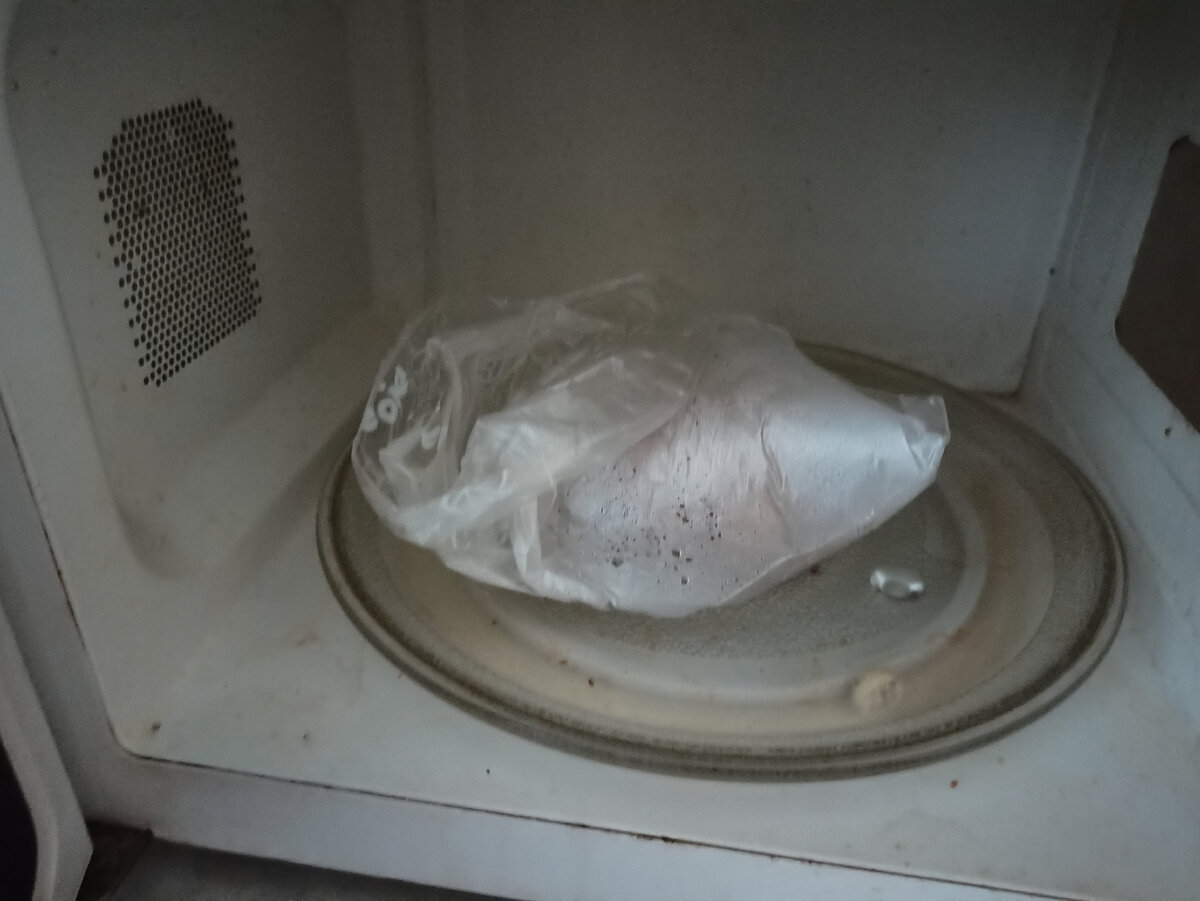 ЗАПЕКЛА картошину в микроволновке: на это уходит 5-7 минут: достаточно быстрый и бюджетный обед(если грибы свои)