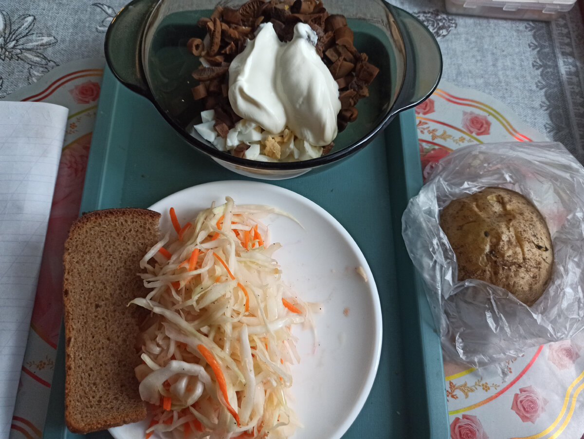 Нашла баночку прошлогодних солёных рыжиков вчера. Сразу их замочила,утром отварила и мелко порезала. Добавила мелко нарубленное яйцо и столовую ложку сметаны. Нарубила капусту с морковкой на салатик,немного соли добавила ,чуть сахзама и чеснока. Заправила нерафинированным подсолнечным маслом 