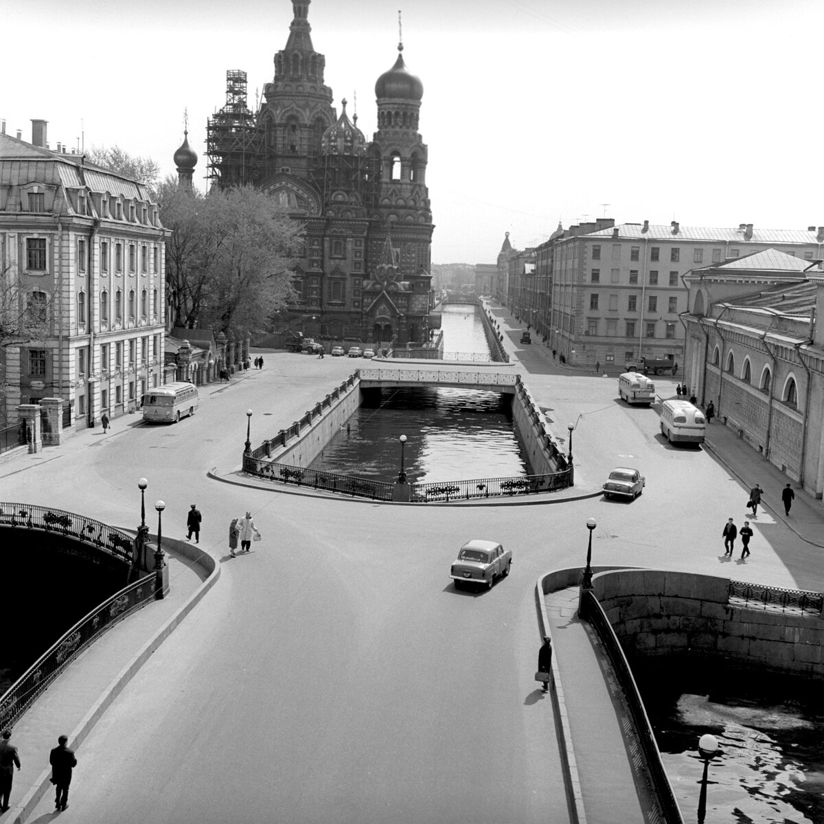 Белый мост на канале Грибоедова. Храм спас на крови большой проект. Фото мостовой у Спаса на крови. Спас на крови Мостовая следы крови.