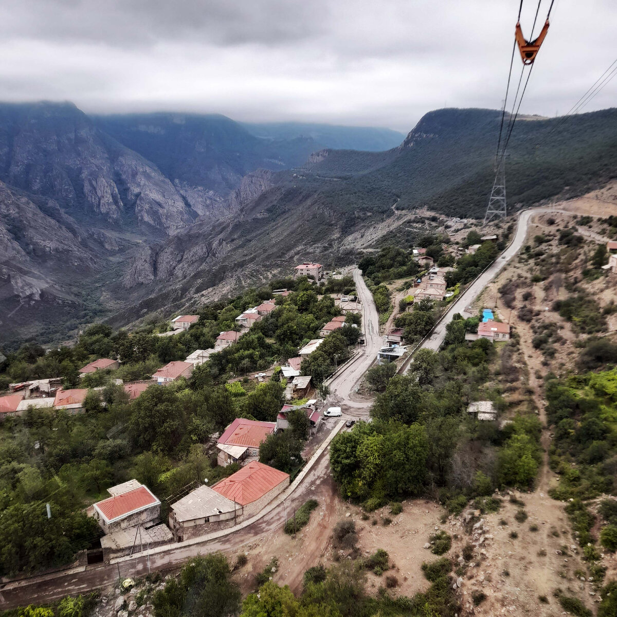 В кадре - Алидзор, самый ближайший населённый пункт к станции канатки, ведущей в Татев-монастырь. Кстати, его отсюда ещё даже не видно, он за горой.
