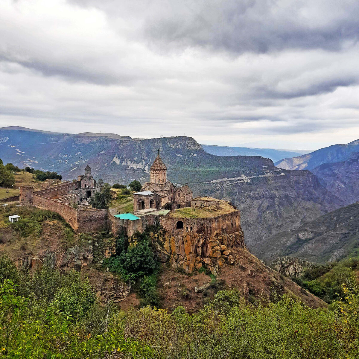 Татевский монастырь - исторический памятник IX века, один из древнейших и известнейших монастырских комплексов Армении. 