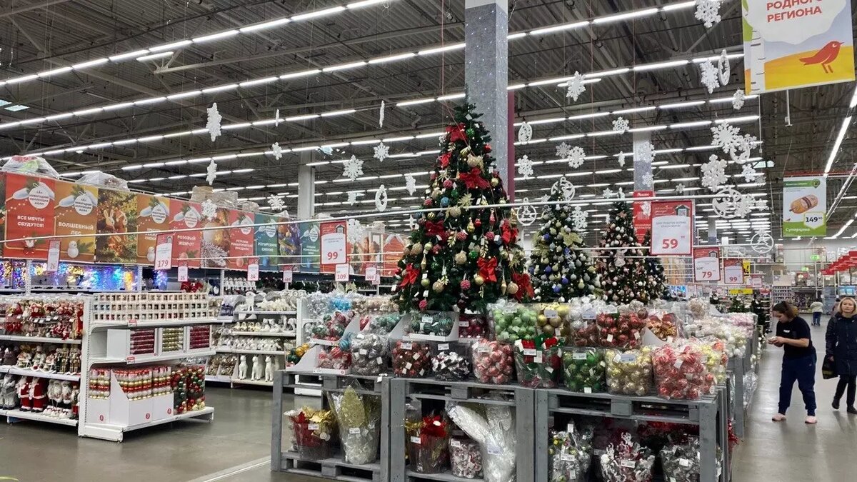     В одном из городских гипермаркетов еще недавно актуальные канцелярские стенды сменились празднично-зимними.