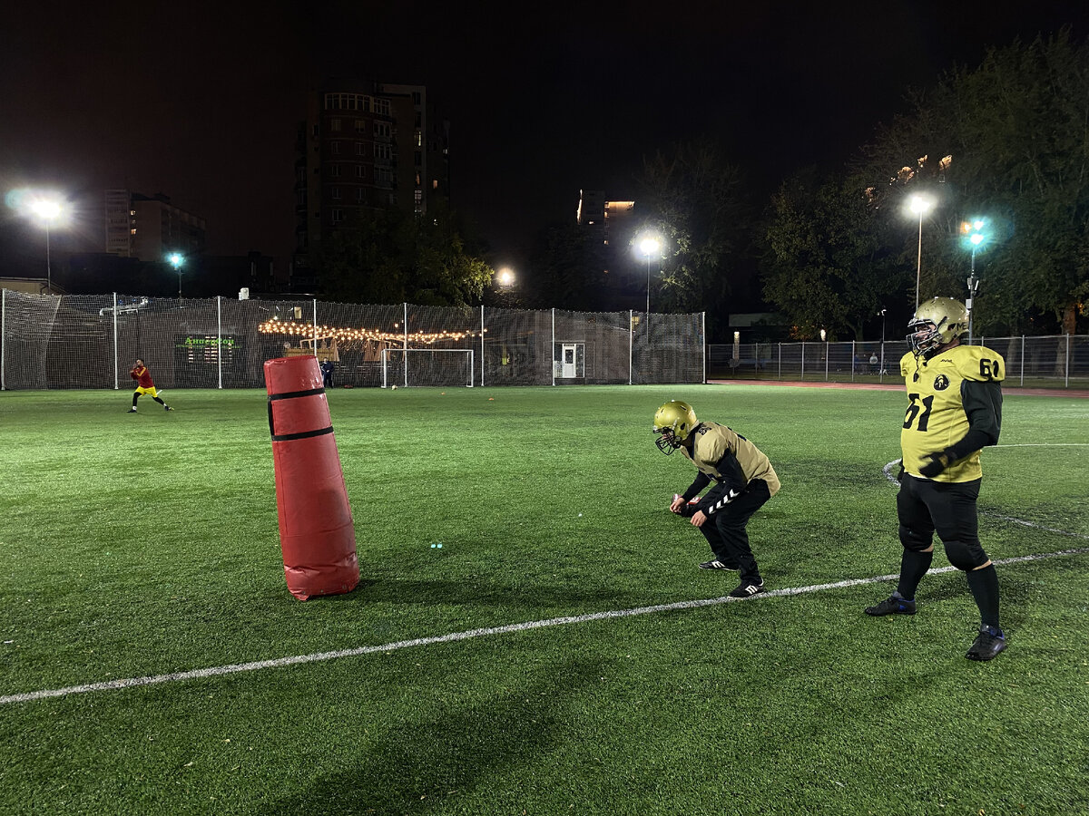 Задача упражнения - толкнуть этот столб как можно ниже, чтобы он упал.