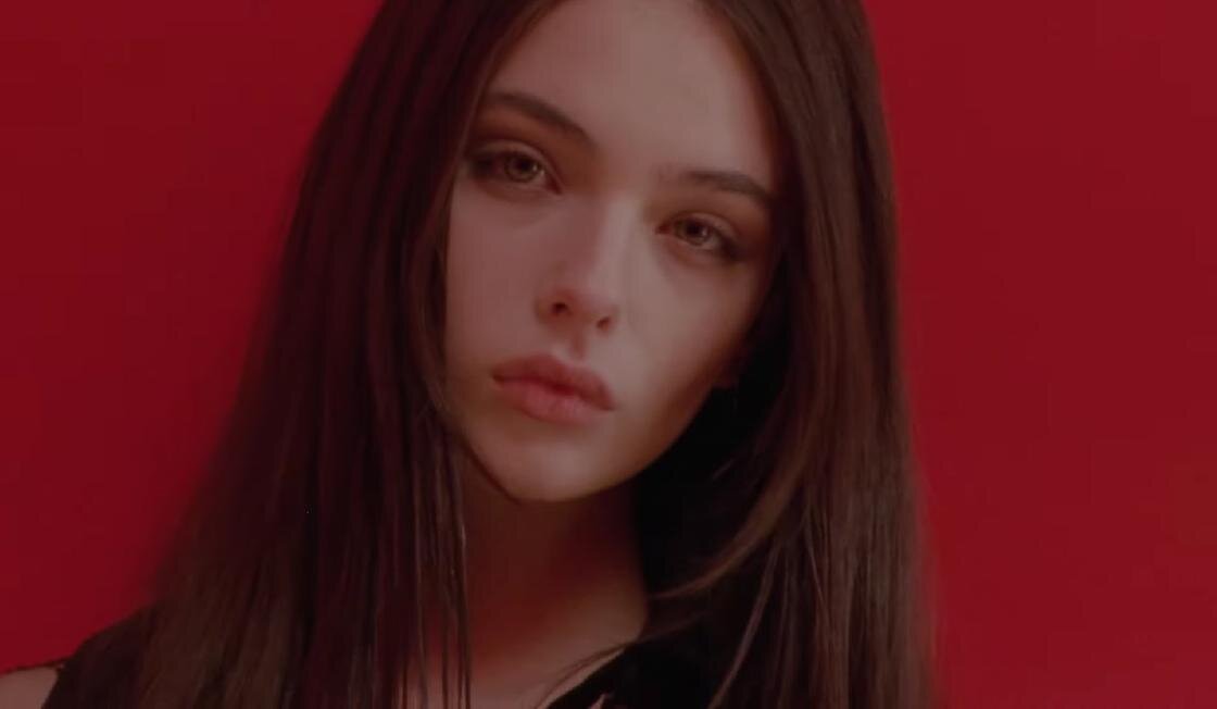    Дева Кассель:YouTube / sisley