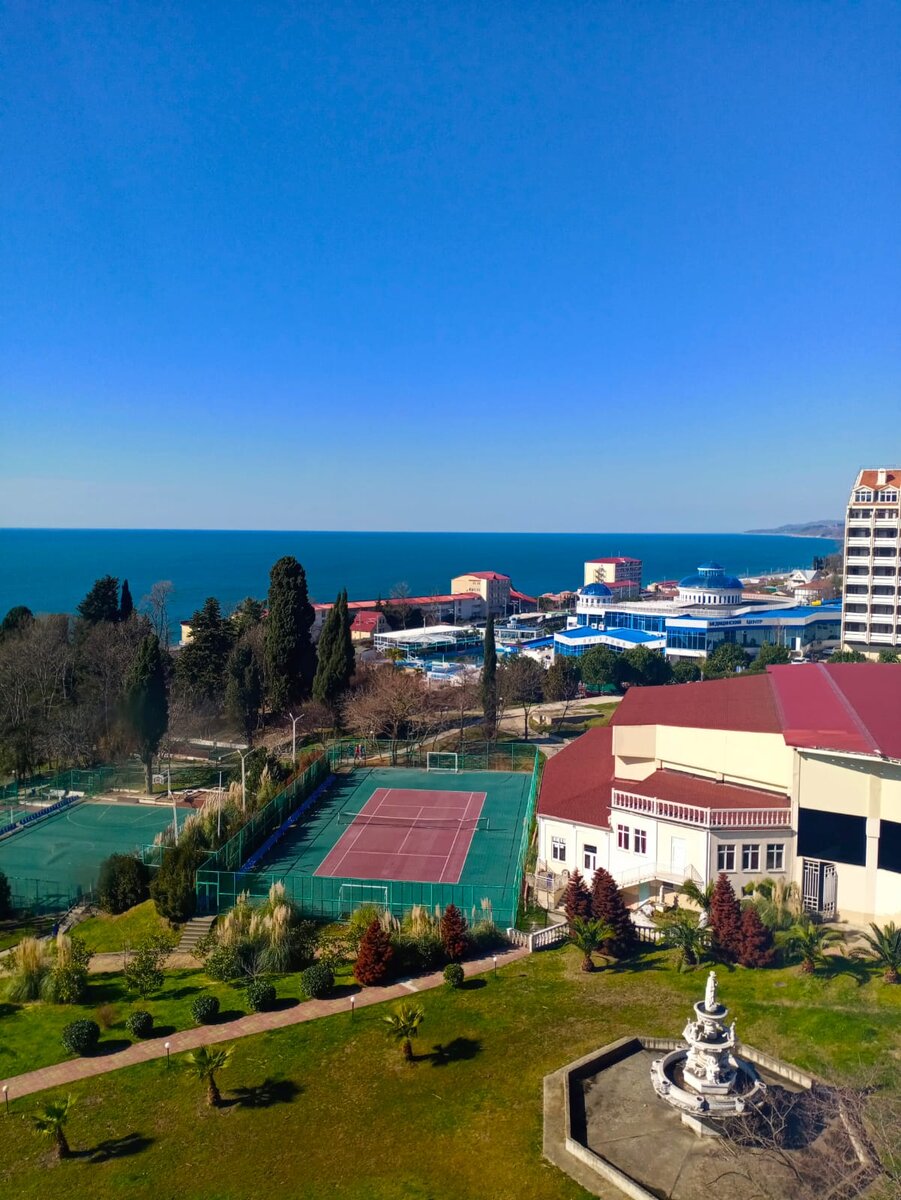 Территория отеля Аквалоо. Обслуживание совдеповкое, но много развлечений и круглогодичный аквапарк