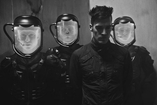 В составе рок - группы Starset играют Дастин Бейтс (вокал, гитара), Рон ДеЧант (бас – гитара), Брок Ричардс (гитара), и Адам Гилберт (ударные)