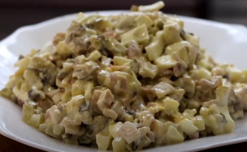 Салат из кальмаров с яйцом и огурцом