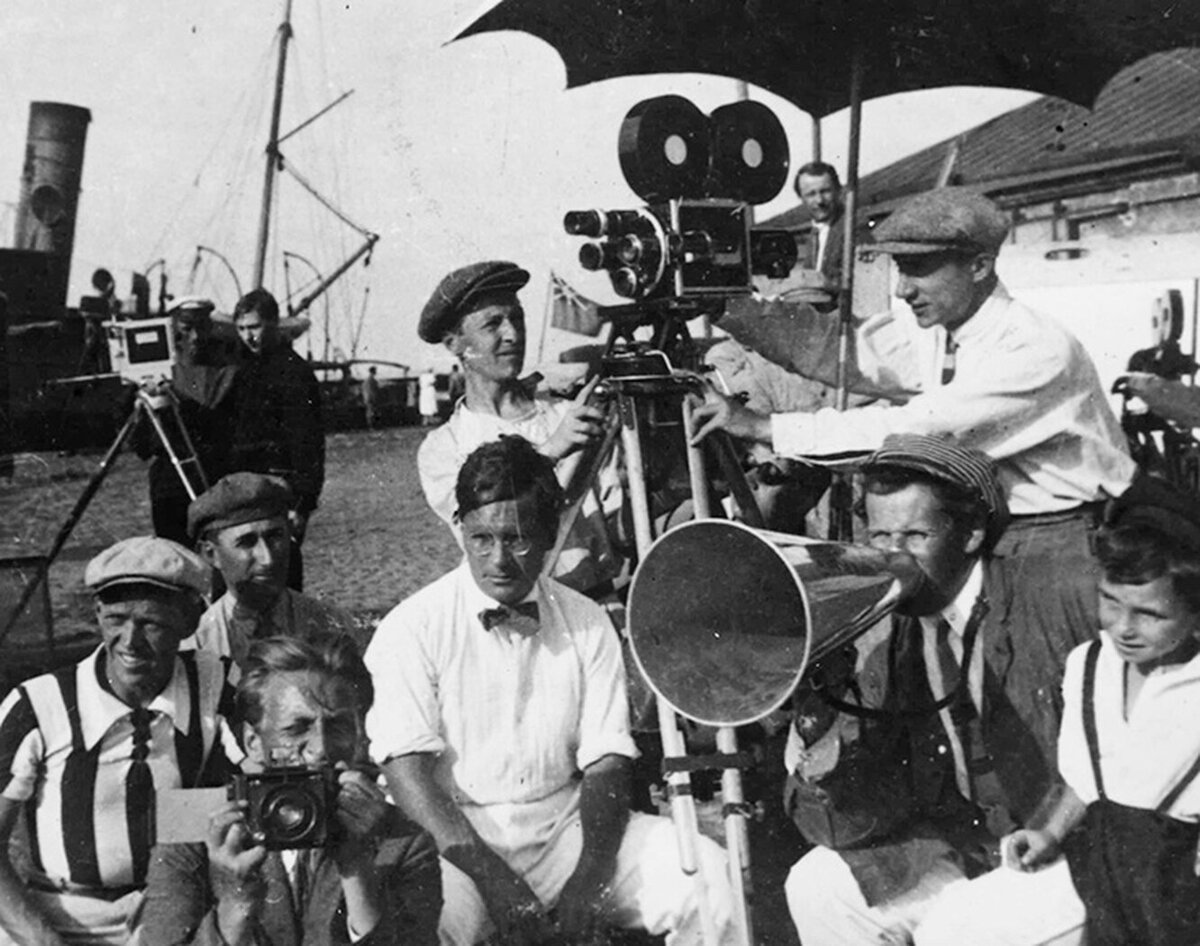 Лавинский а. Сергей эйзенштейн броненосец потемкин кадры. Режиссер снявший броненосец потемкин. Броненосец потемкин фильм 1925. Марка броненосец потемкин.