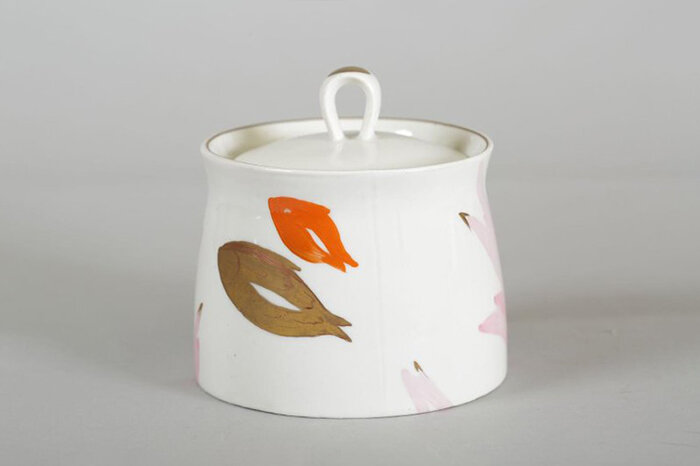 Сахарница из сервиза «Золотые рыбки». 1962 год, Дулёво. Автор формы В. Строгилина. Автор росписи Георгий Сергеевич Захаров 