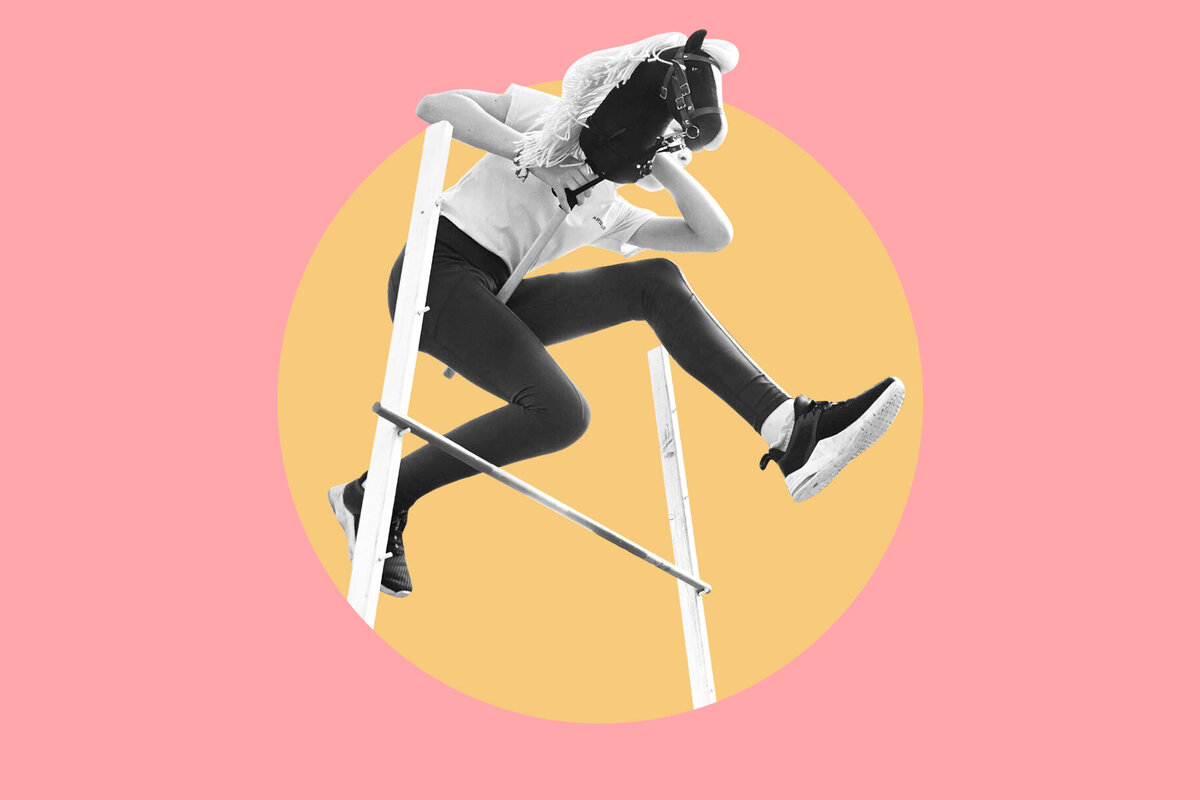     Коник без ноги: что такое хоббихорсинг и зачем зумеры скачут на игрушечных лошадках?