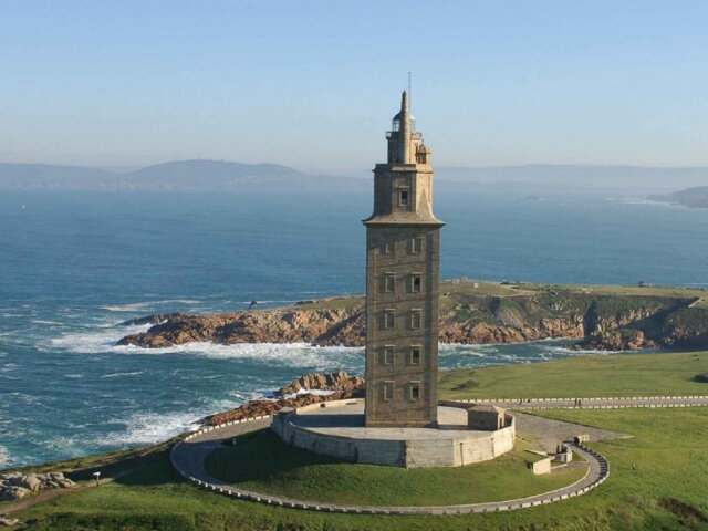 Башня Геркулеса (Испания) 
На северо-западе Испании, в местности Ла-Корунья, со II в. н. э. возвышается уникальный маяк – Башня Геркулеса. Долгое время сооружение считалось ключевым ориентиром на главном морском пути с южной Европы в Англию и Балтийское море. В настоящее время Башня Геркулеса является старейшим действующим маяком не только на северном побережье Атлантики, но и во всем мире. Древнейшая испанская достопримечательность высотой 55 м установлена на высоком утесе, который возвышается над заливом Бетансос. Башня Геркулеса – самый заметный объект и со стороны моря, и со стороны суши. Во время раскопок, проводимых неподалеку от маяка, были найдены артефакты, свидетельствующие о поселениях людей в эпоху железного века. Здесь проходили пути древних римлян, которые построили величественное сооружение. Кроме того, на месте раскопок был обнаружен старинный некрополь.