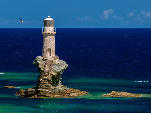 Турлитис (Греция) 
Маяк Турлитис находится на одинокой скале, расположенной в 300 м от побережья. Это сооружение представляет собой захватывающее зрелище. Несмотря на видимую неустойчивость скалы, омываемой со всех сторон бурными потоками, Турлитис остается местом притяжения для туристов. Это сооружение использовалось по назначению до Второй мировой войны, когда немецкие самолеты разбомбили важный исторический объект, построенный в 1887 году на месте старой сигнальной башни. В 1990-х гг. ХХ в. 18-метровая башня маяка была восстановлена и вновь заработала. Финансирование объекта взял на себя греческий нефтяной магнат Александрос Гулендрис, который вернул городу знаковую достопримечательность. В настоящее время Турлитис обеспечивает безопасность судоходства.