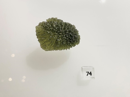 Чехия. Тектит, молдавит (природное силикатное стекло), размер 30х25х4 мм, масса 9,0 г. Молдавиты связывают с дальними выбросами метеоритного кратера Нордлинген-Рис (Германия). Коллекция внеземного вещества Московского Планетария, № 74