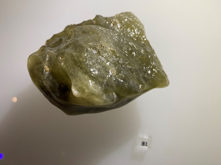 Пустыня Сахара. Тектит, ливийское стекло (природное силикатное стекло), размер 70х60х45 мм, масса 182 г. Коллекция внеземного вещества Московского Планетария, № 81