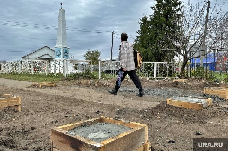    Стройка объекта проходит прямо через тротуар, по которому ходят люди
