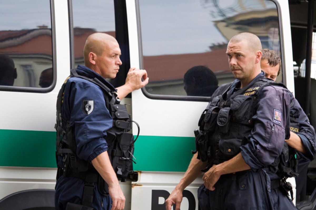    Насилуют и бьют.