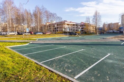    В Ханты-Мансийске оборудовали парковку рядом с окружной больницей