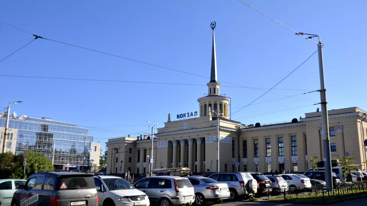     Один из них проследует до Москвы с остановкой в Петербурге, об этом сообщили в группе транспортного управления.