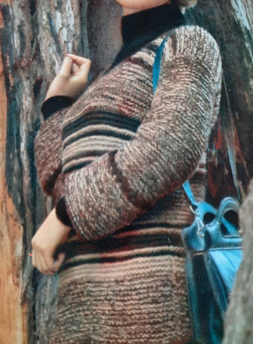 Начинать работу с низа спинки и вязать спинку и перед без плечевых швов. Из кромочных петель полотна - средние 36 см - набрать петли для вязания рукава(из каждой кррмочной по петле) и связать его сверху вниз, после этого набрать точно также петли для др.рукава.Затем сшейте модель и обвяжите края крючком столбиками без накида, из одного отверстия 2 СБН.