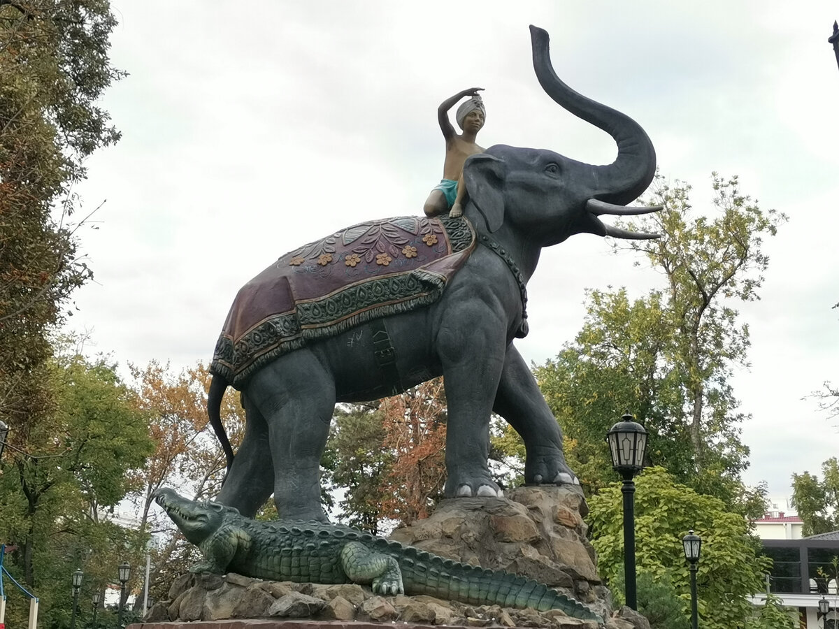 Современный «Индийский мальчик со слоном и крокодилами» . Листайте вправо 