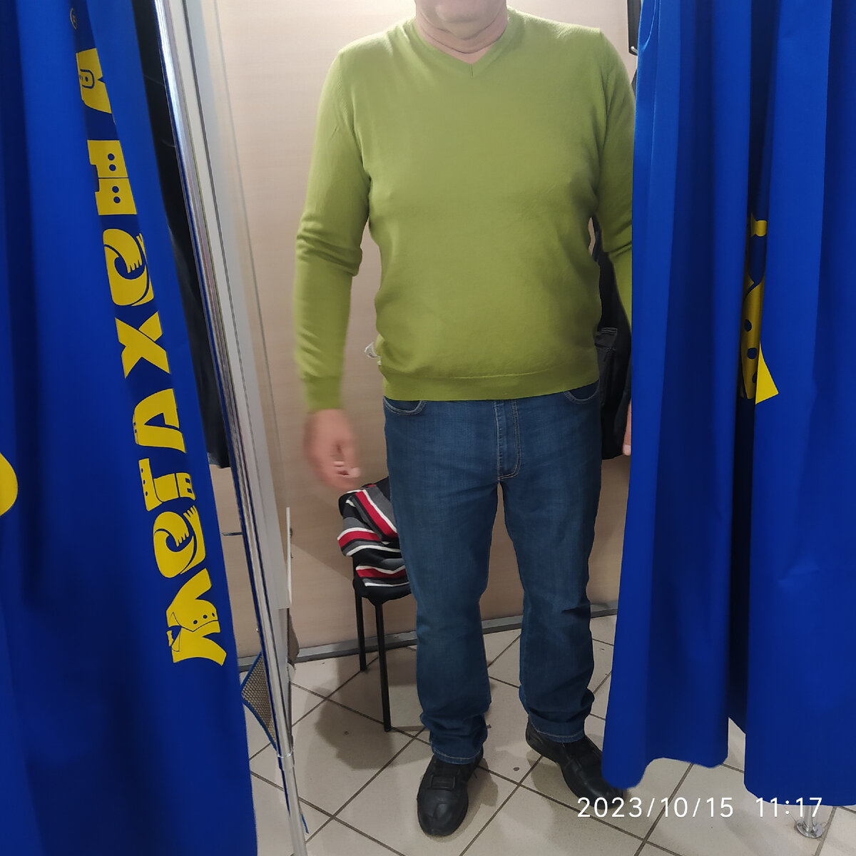 Мал. Очень мал этот роскошный мериносовый пуловер  моему ♥️мужчине.