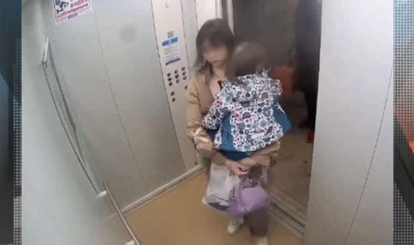 ЮЛИЯ С РЕБЁНКОМ ПОЛТОРА ГОДА НЕ ВЫХОДИЛИ ИЗ КВАРТИРЫ. ФОТО: СКРИН ВИДЕО ПРОГРАММЫ "МУЖСКОЕ / ЖЕНСКОЕ"/RUTUBE.RU.  