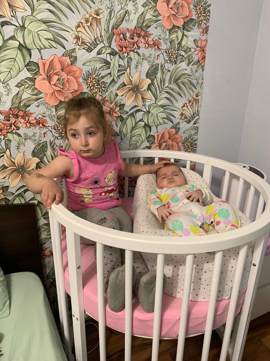 Младшая первое время всегда спала в коконе. Даже в кроватке. 