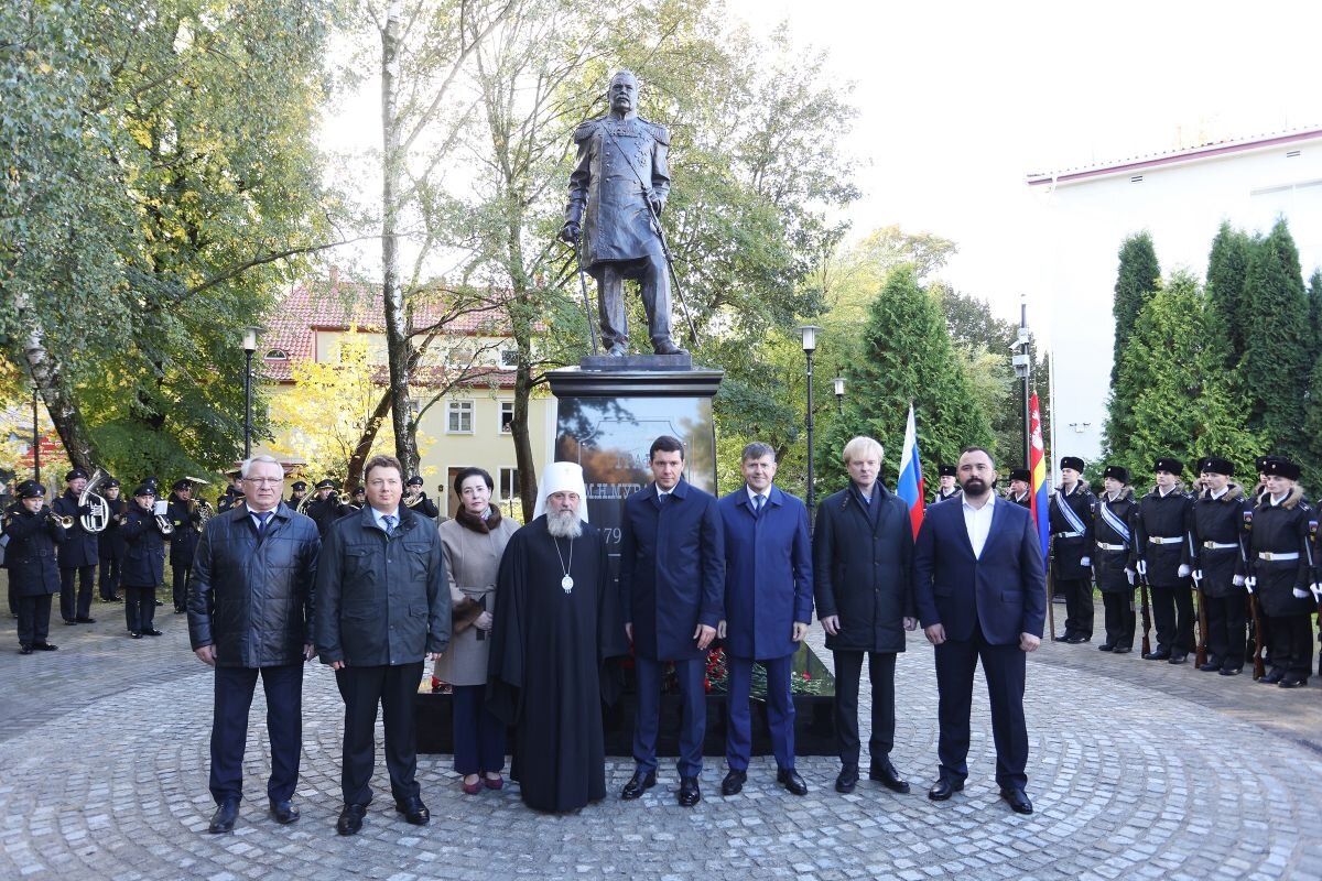 Памятник и лучшие люди