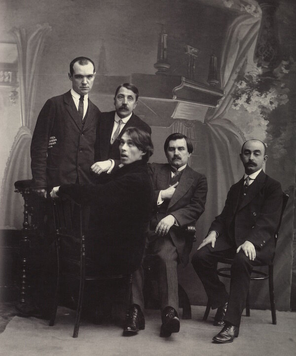 Слева направо: Павел Филонов, Михаил Матюшин (основатель «Союза молодежи»), Алексей Кручёных, Казимир Малевич, Иосиф Школьник. 1913 год © Центральный государственный архив кинофотофонодокументов Санкт-Петербурга