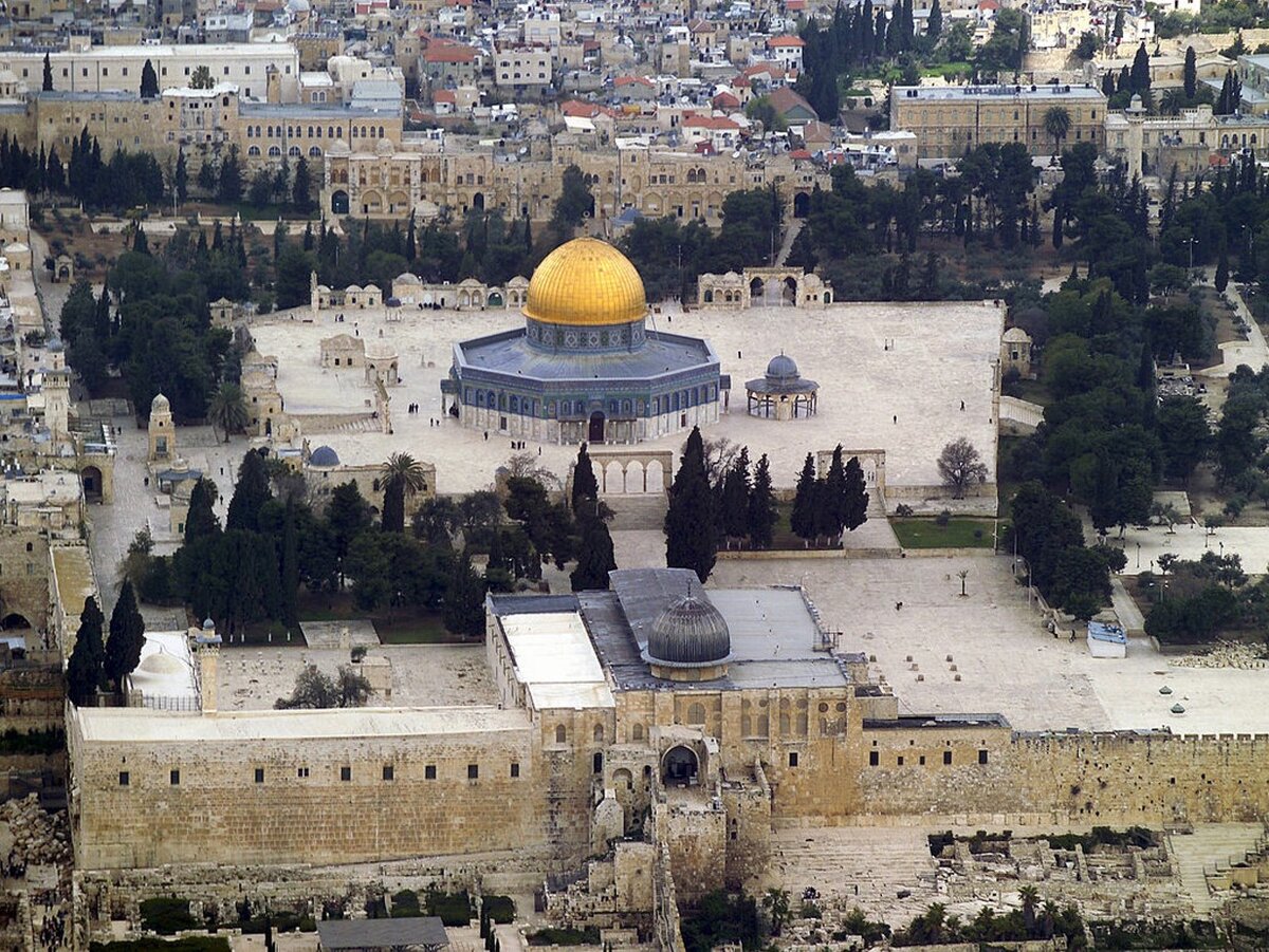 Το τζαμί Al-Aqsa βρίσκεται σε ένα μέρος όπου πιστοί τριών θρησκειών -Εβραίοι, Χριστιανοί και Μουσουλμάνοι- λάτρευαν τον Θεό από την αρχαιότητα.  Αυτό είναι το μόνο μέρος σαν αυτό στη γη.-2