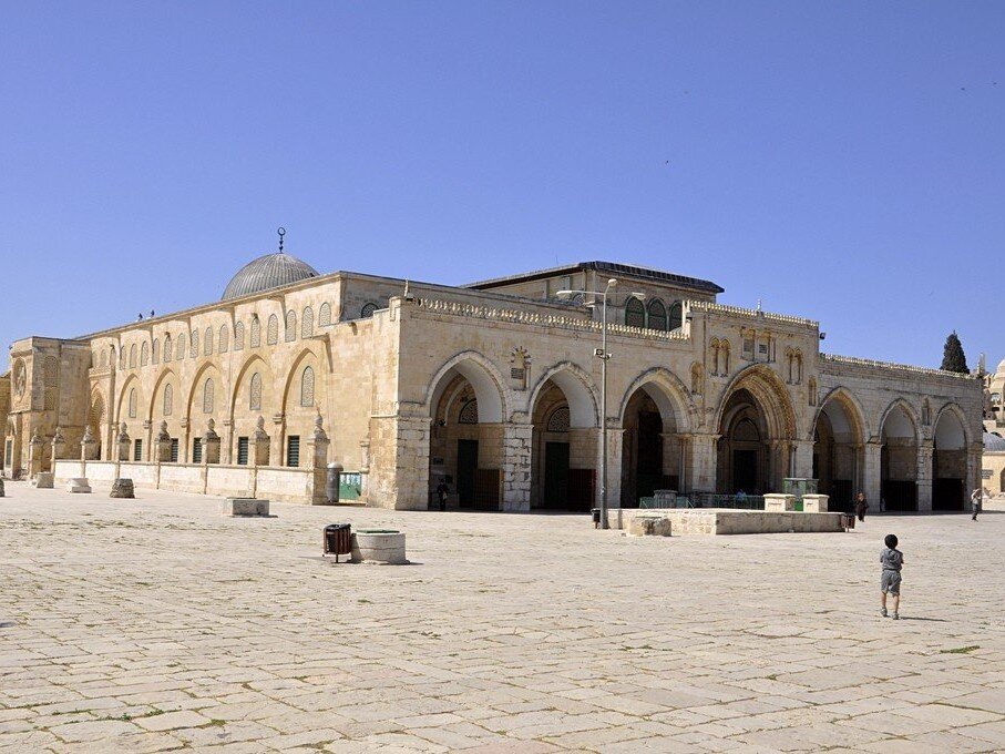 Το τζαμί Al-Aqsa βρίσκεται σε ένα μέρος όπου πιστοί τριών θρησκειών -Εβραίοι, Χριστιανοί και Μουσουλμάνοι- λάτρευαν τον Θεό από την αρχαιότητα.  Αυτό είναι το μόνο μέρος σαν αυτό στη γη.-5