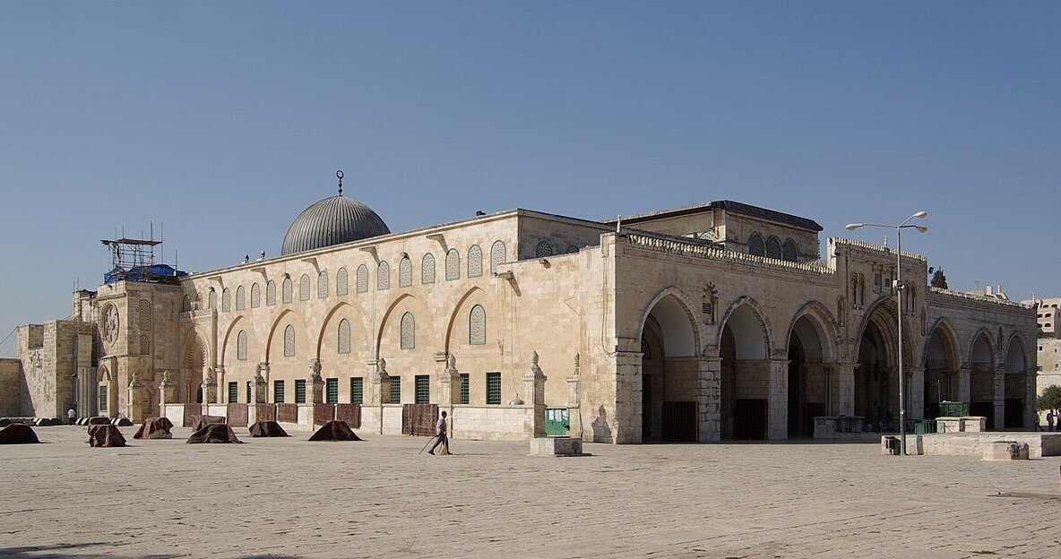 Το τζαμί Al-Aqsa βρίσκεται σε ένα μέρος όπου πιστοί τριών θρησκειών -Εβραίοι, Χριστιανοί και Μουσουλμάνοι- λάτρευαν τον Θεό από την αρχαιότητα.  Αυτό είναι το μόνο μέρος σαν αυτό στη γη.-8